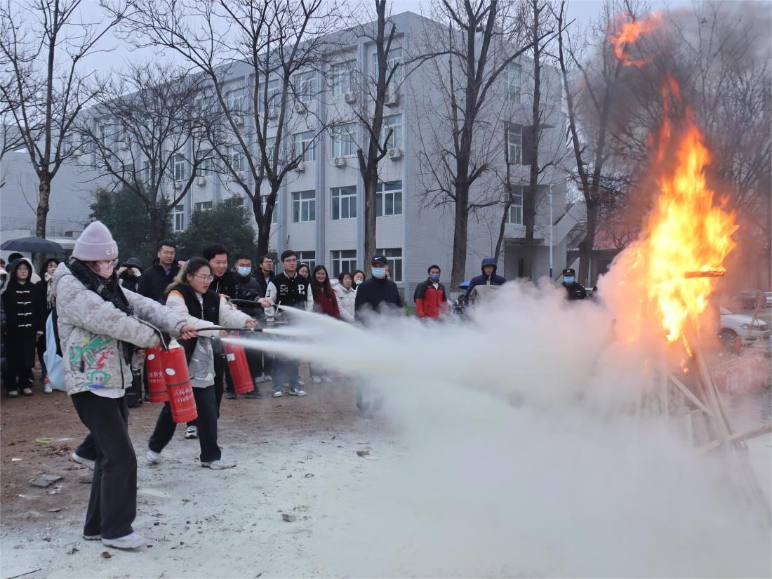 学生灭火器灭火演习 .JPG